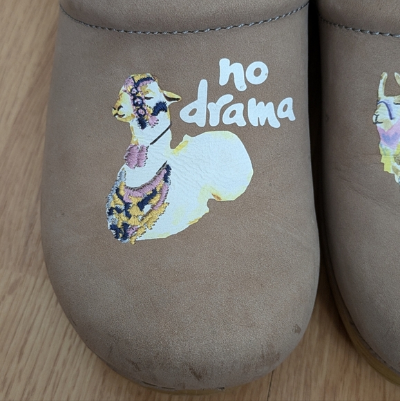 Dansko Twin Pro Beige Tan "No Prob Llama" Print Mules Clogs Shoes Size 40 US 10 - Picture 3 of 16